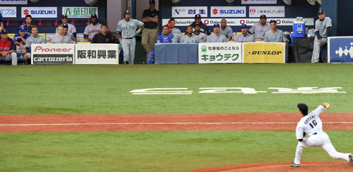 ＜日本・大リーグ選抜＞大谷の投球を真剣な表情で見つめる岩隈（右端）とメジャーリーガーたち