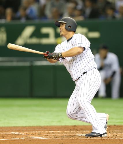 ＜侍ジャパン・大リーグ選抜＞３回１死一塁、中田は左越え本塁打を放つ