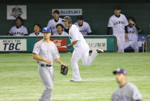 ＜侍ジャパン・大リーグ選抜＞３回１死一塁、左中間に２ランを放つ中田。手前は投手・ガスリー