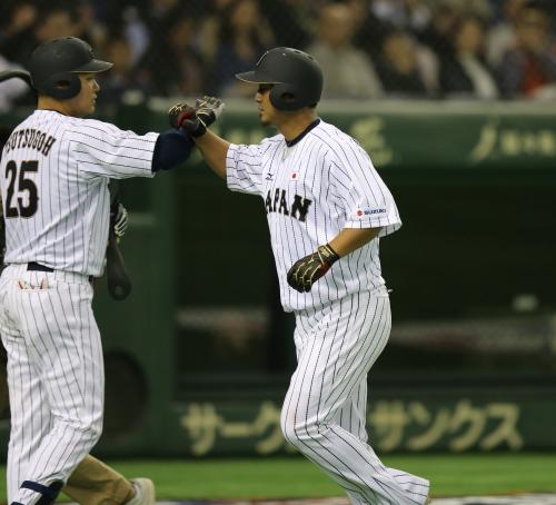 ＜侍ジャパン・大リーグ選抜＞３回１死一塁、中田（右）が２ランを放ち、筒香に迎えられる