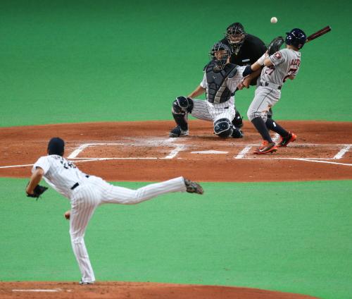 ＜日米野球　侍ジャパン・大リーグ選抜＞３回無死一、三塁、打者アルテューベの際、侍ジャパンは捕逸で先制点を許す