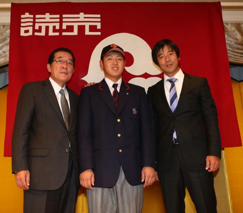 仮契約を済ませ山下スカウト部長（左）と渡辺大阪駐在スタウト（右）と写真に納まる岡本