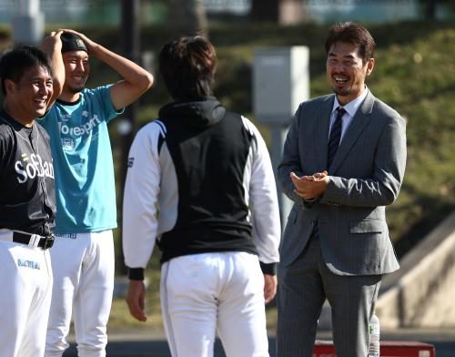 （左から）鳥井田コーチ、巽、星野と談笑する吉井コーチ