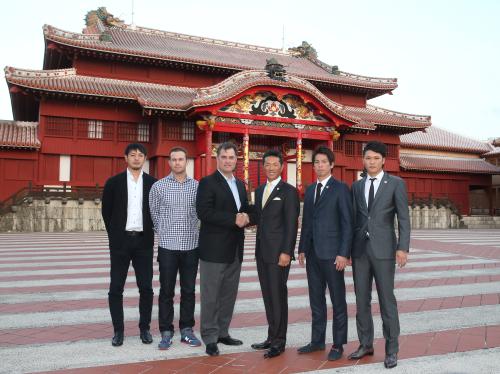 首里城で記念写真におさまる（左から）岩隈、ロンゴリア、ファレル監督、小久保監督、前田、坂本