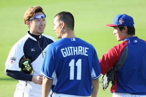 試合前、（右から）和田、ガスリーと話をする金子