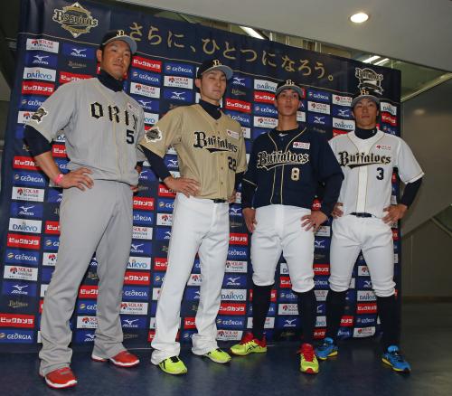 来季の新ユニホームを披露する（左から）Ｔ－岡田、伊藤、駿太、安達