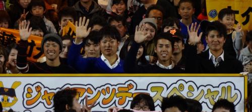 巨人・トークショーでファンとの記念撮影におさまる（写真左から）藤村、中井、大累、宮国