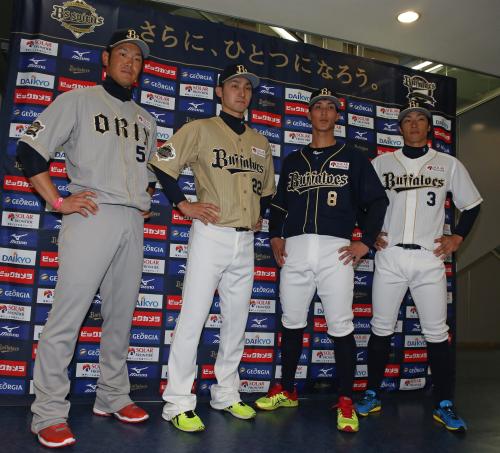 来季の新ユニホームを披露する（左から）Ｔ－岡田、伊藤、駿太、安達