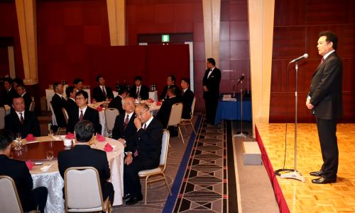 壇上であいさつする和田監督（右）。中央は坂井オーナー、左は中村ＧＭ、左から２人目は南球団社長