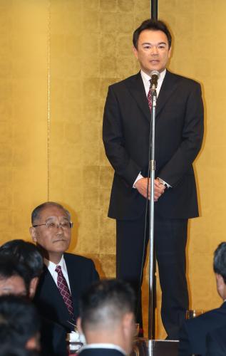 納会で坂井オーナー（左）らの前で来季に向けての抱負を語った和田監督