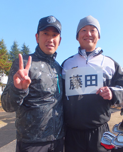 選手会ゴルフに参加した楽天・藤田（左）と専属キャディーを務めた部坂打撃投手