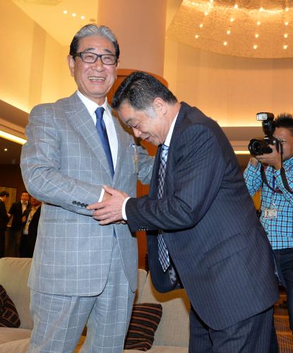 阪神の川藤ＯＢ会長（右）と握手を交わす楽天・星野ＳＡ
