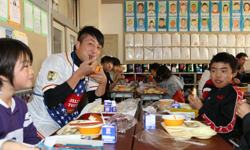 千葉県習志野市の谷津南小の子供たちと談笑しながら給食を食べる巨人・沢村