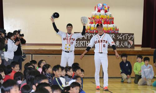 末広小学校を訪問し、ミニゲームで坂本（右）に勝ち、喜ぶ大竹