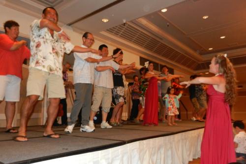 優勝旅行先のハワイ・ホノルル市内のホテルで行われたウェルカムパーティーで、フラダンスを披露する王貞治会長（左から３人目）