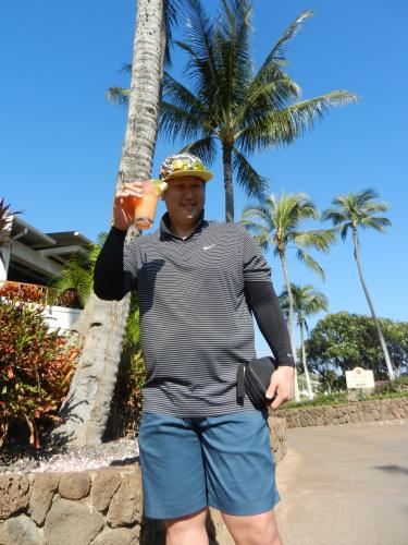 ハワイ優勝旅行で球団主催のゴルフに参加した李大浩はホールアウト後にトロピカルドリンクをごくり