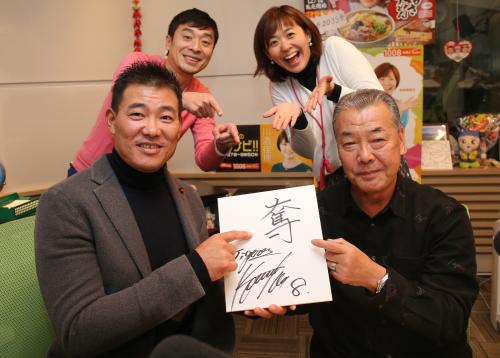 ラジオ番組に出演し、来季の目標を「奪」と決めた福留（左）。右は福本氏、（左後方から）井之上チャル、武田和歌子