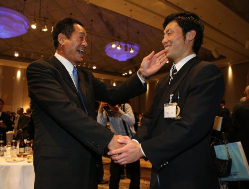 阪神ドラフト３位・江越（右）と握手を交わすＤｅＮＡ・中畑監督