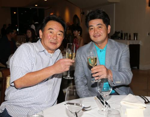 名球会総会のパーティで乾杯する東尾氏（左）と工藤監督