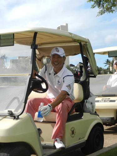 名球会チャリティーゴルフ大会に参加した侍ジャパン・小久保監督は笑顔でラウンドする