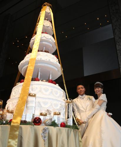 笑顔でケーキに入刀するヤクルト・中村（左）と愛美夫人