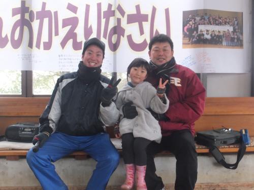 ２０年前の教え子である吉岡潤則さん（左）、長女の夢希菜ちゃんと記念撮影する楽天・大久保監督