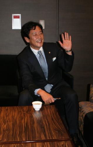 球団関係者の結婚式に出席した日本ハム・栗山監督は控え室で笑顔を浮かべる