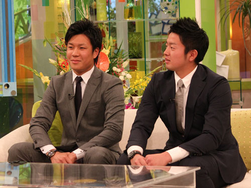 ＣＢＣテレビで、今季を振り返る大野（左）と浜田達