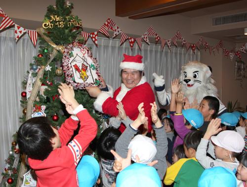 サンタクロース姿で子どもたちに来季の目標を披露する中村
