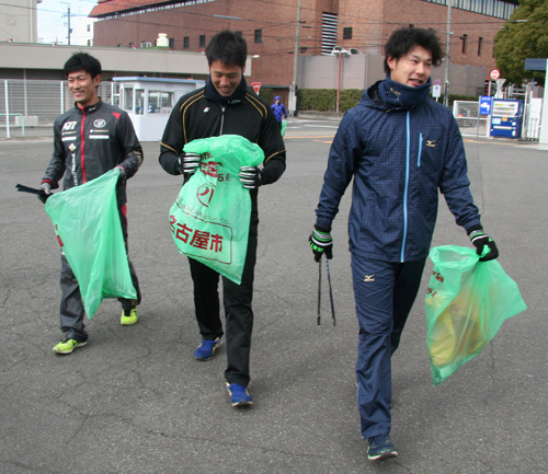 ナゴヤ球場周辺のゴミを拾った（右から）中日・堂上直、阿知羅、祖父江