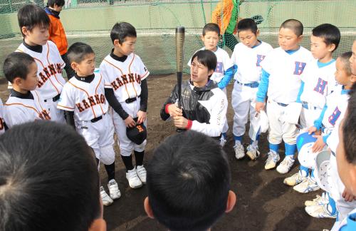 広陵ＯＢ野球教室で子供たちにバッティングを教える巨人・小林