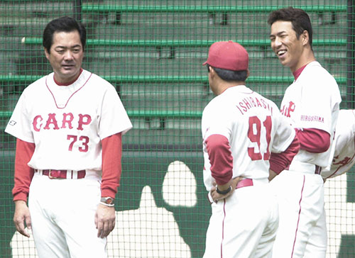 ２００１年、広島の北別府投手コーチ（左）らと談笑する黒田（右）