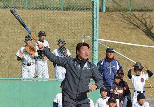 「プロ野球愛媛県人会」の第１回野球教室に参加した岩村