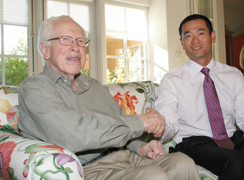 ０７年、桑田氏（右）と握手するフランク・ジョーブ博士