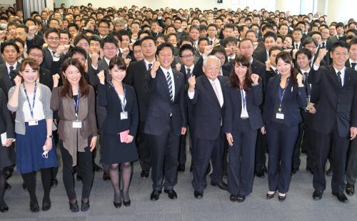 年頭式を終え、社員と記念撮影に納まる日本ハム・小林オーナー（前列左から５人目）、栗山監督（左）