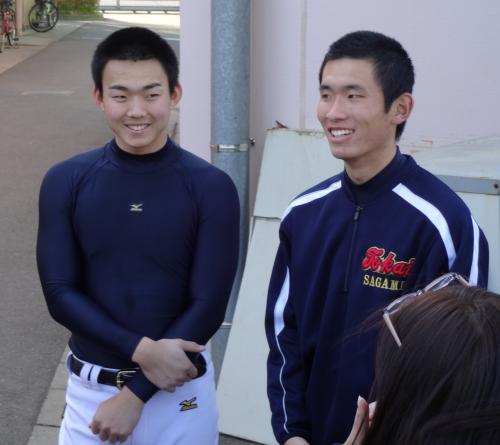 笑顔で取材に応える東海大相模の小笠原（左）と吉田