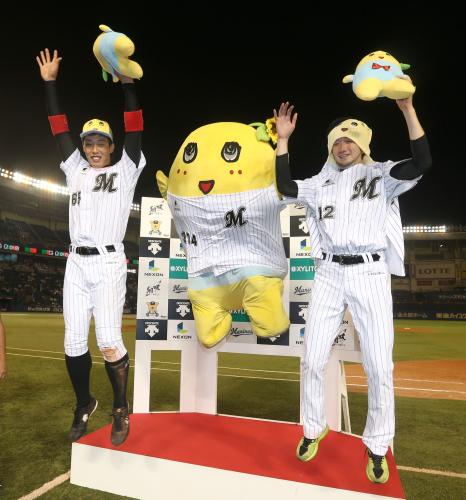昨年７月１４日、加藤（左）と石川（右）はふなっしーと勝利のジャンプ！！