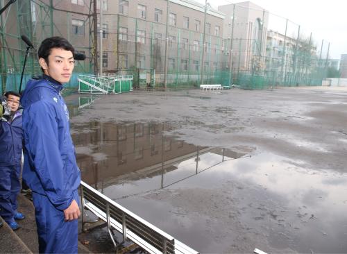 田中は雨にぬれた京大グラウンドを訪れ別れを告げる