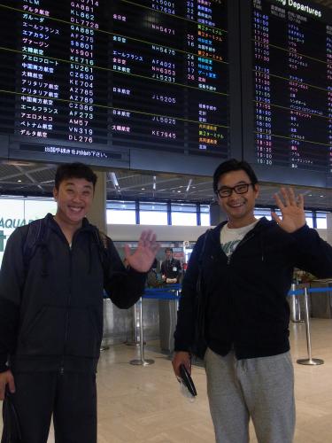 成田空港から自主トレ先のサイパンへ出発したヤクルト・ユウイチ（左）と武内