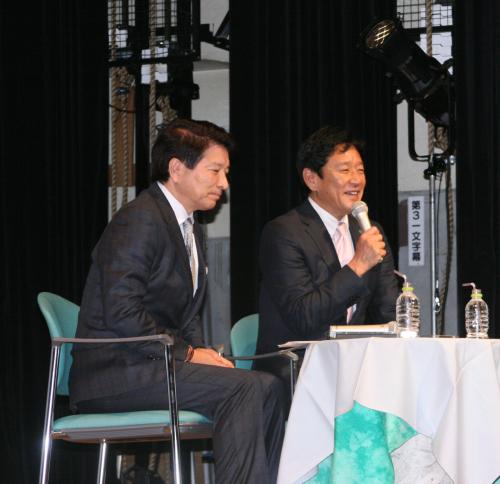 日本ハム・栗山監督（右）と大社オーナー代行がトークショーを繰り広げる
