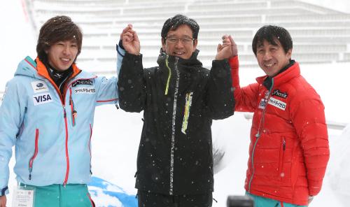 笑顔で記念撮影する（左から）栃本、栗山監督、雪印メグミルクスキー部の原田監督