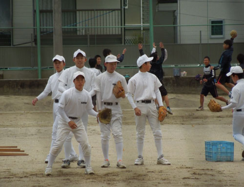 他の運動部とグラウンドを共有する中で練習に励む松山東