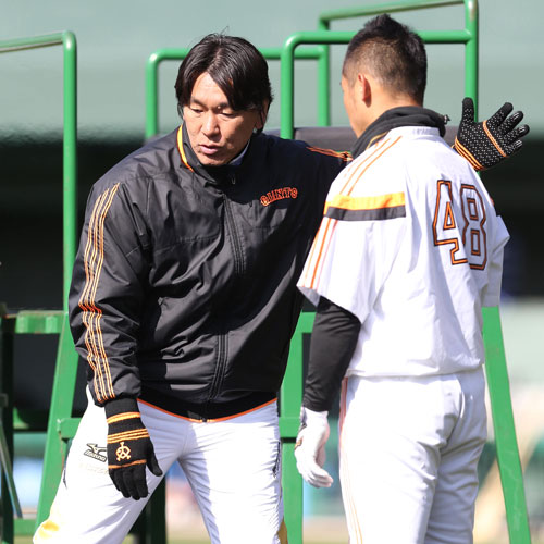 昨年の宮崎キャンプで臨時コーチとして熱血指導する松井氏。右は矢野
