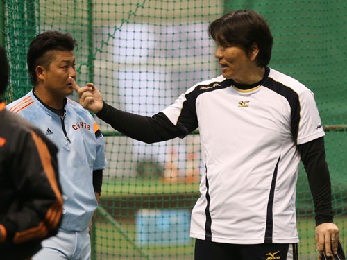 昨年の宮崎キャンプで臨時コーチとして熱血指導する松井氏。左は村田
