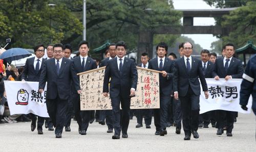 必勝祈願のため筥崎宮を訪れ参道を歩く（右から）大隣、王会長、松田、工藤監督らソフトバンクナイン