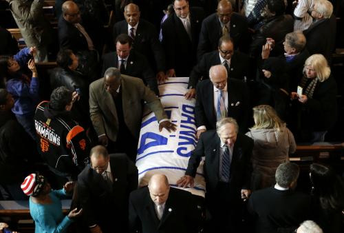 追悼式場からバンクス氏の棺が運び出される　（ＡＰ）