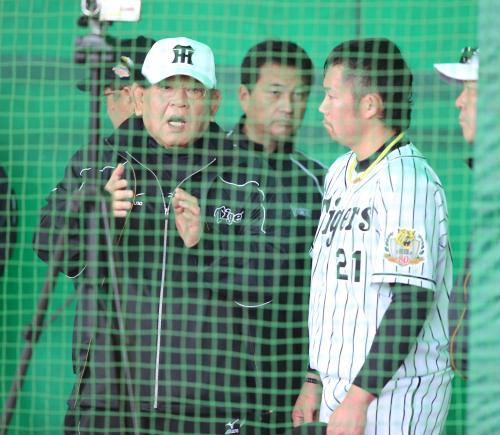 ブルペンでの投球を終えた岩田（右）は江夏臨時コーチと話す