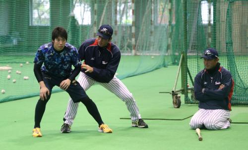 三木コーチ（右）、福地コーチ（中央）に走塁の指導を受ける山田
