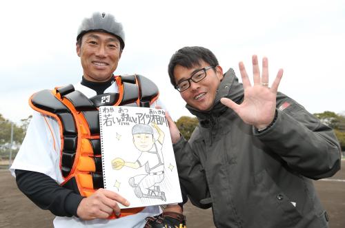 回文を手に笑顔を見せる相川（左）と渡辺記者