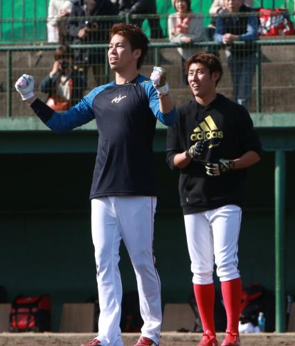 中田（右）の見つめる前でロングティーをし打球の行方を確認し思わずガッツポーズの前田